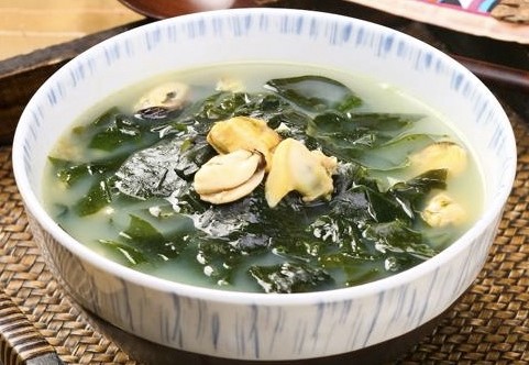 日本の赤飯、韓国のワカメスープ