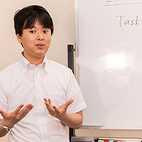 IELTS受講生に説明している講師