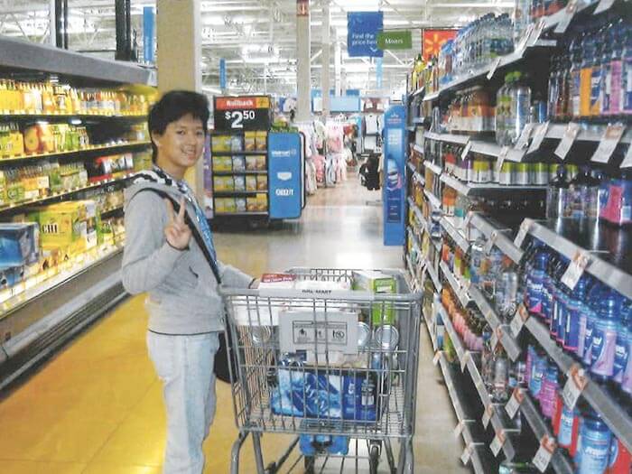 キャンパス近くのスーパーで買い物中の竹林先生