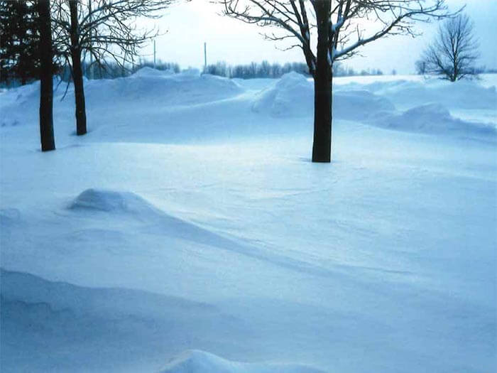 米国の冬の朝、一面の雪景色模様の写真