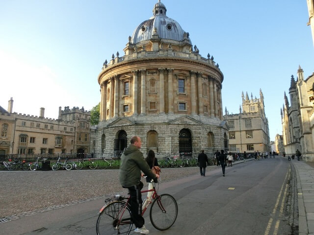 筆者が留学したオックスフォード大学の図書館の写真