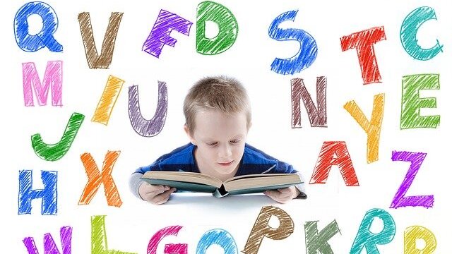 アルファベットを学習する男の子