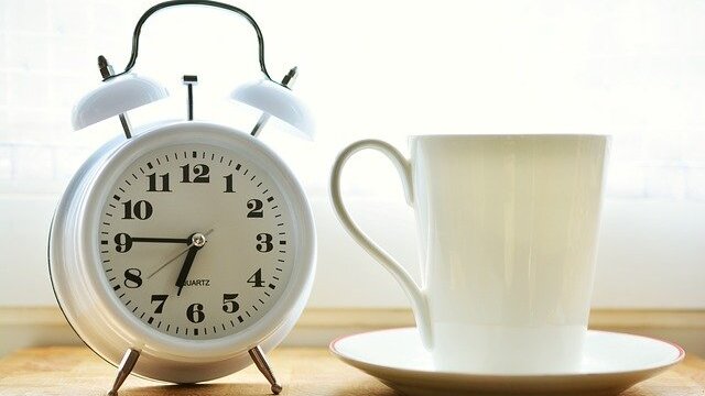 コーヒーカップとともにある時計