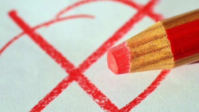 赤い鉛筆で書かれたチェックマーク