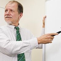 ホワイトボードを使って説明する講師